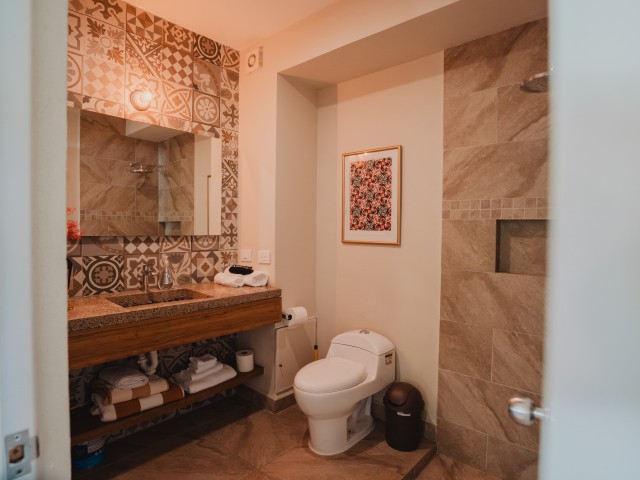 b9 Guest bathroom access from hallway